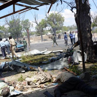 Des policiers sur les lieux d une explosion a la voiture piegee devant un cafe le 27 fevrier 2014 a mogadiscio en somalie 4800028